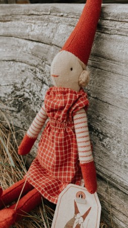 Maileg climbing pixy jente - rød kjole
